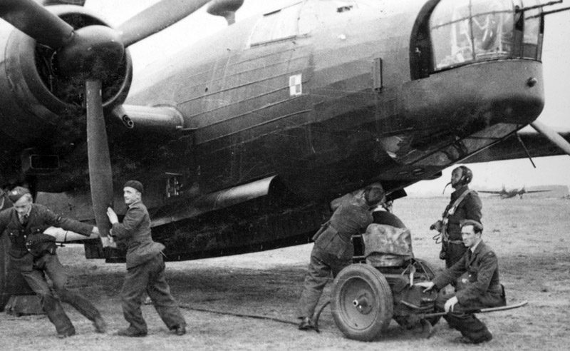 Ground crew of 300 (Polish) Squadron with Vickers Wellington bomber, circa 1941.