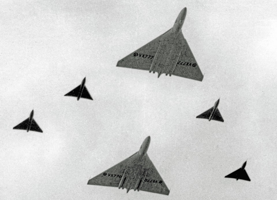 Avro_Vulcan_VX770_VX777_FAR_13_09_53_edited-2